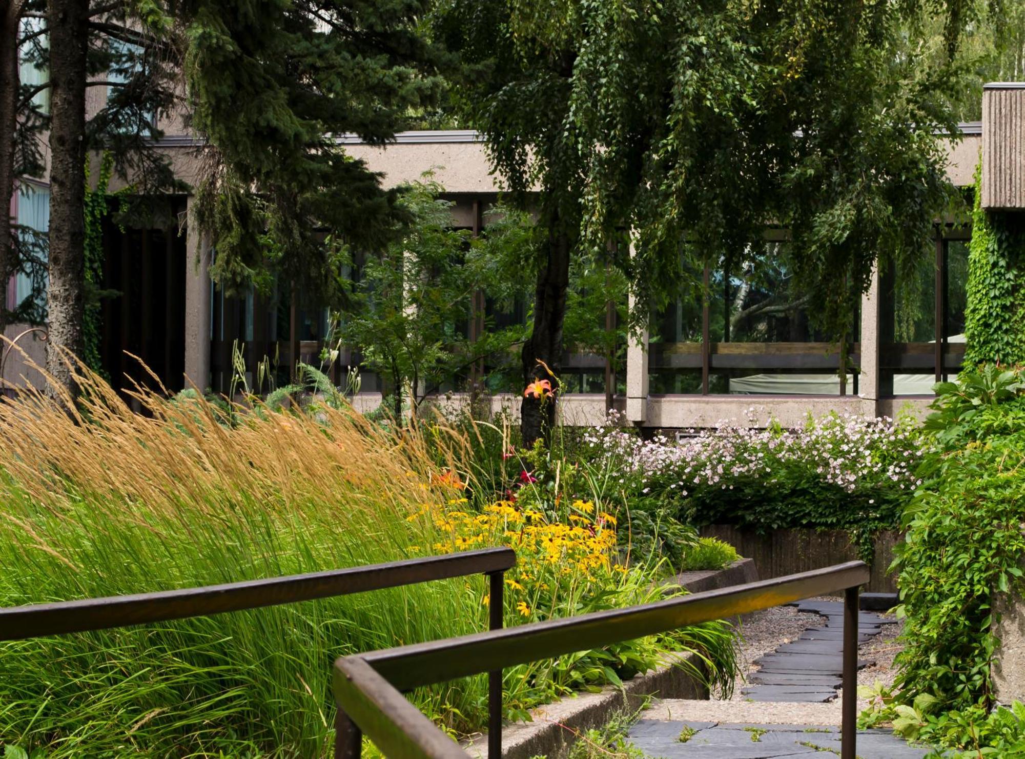 Hotel Bonaventure Montreal Exterior photo